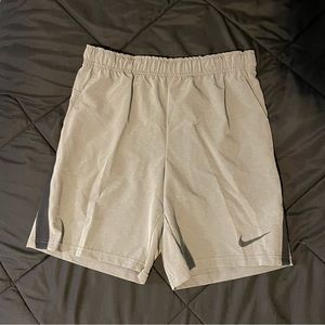 NIKE | MENS MEDIUM SHORTS